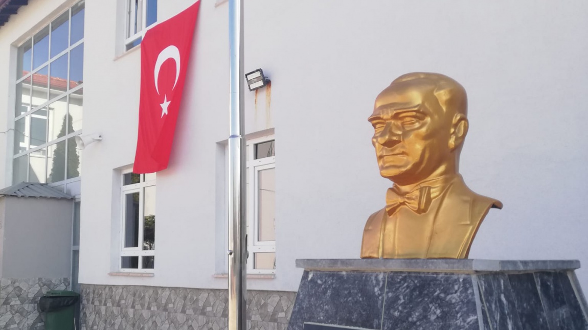 10 Kasım'da Atatürk'ü Saygı ve Özlemle Andık